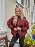 BOMBER JAS MILOU BLOEMENPRINT BORDEAUX ZWART