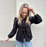 BLOUSE ESMEE ZWART STRIKJES